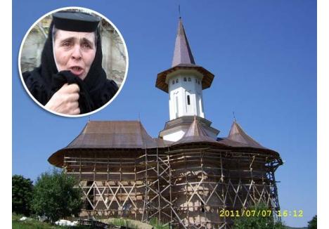 BĂTUTĂ-N CAP. Mănăstirea Voivozi (foto) a devenit teatrul de luptă între oamenii episcopului Sofronie, trimişi să ocupe aşezământul pentru a-l transforma în mănăstire de călugări, şi maica Teodora (medalion), stareţa demisă pentru nereguli în gestiune. "M-au bătut cu pumnii în cap!", reclamă călugăriţa